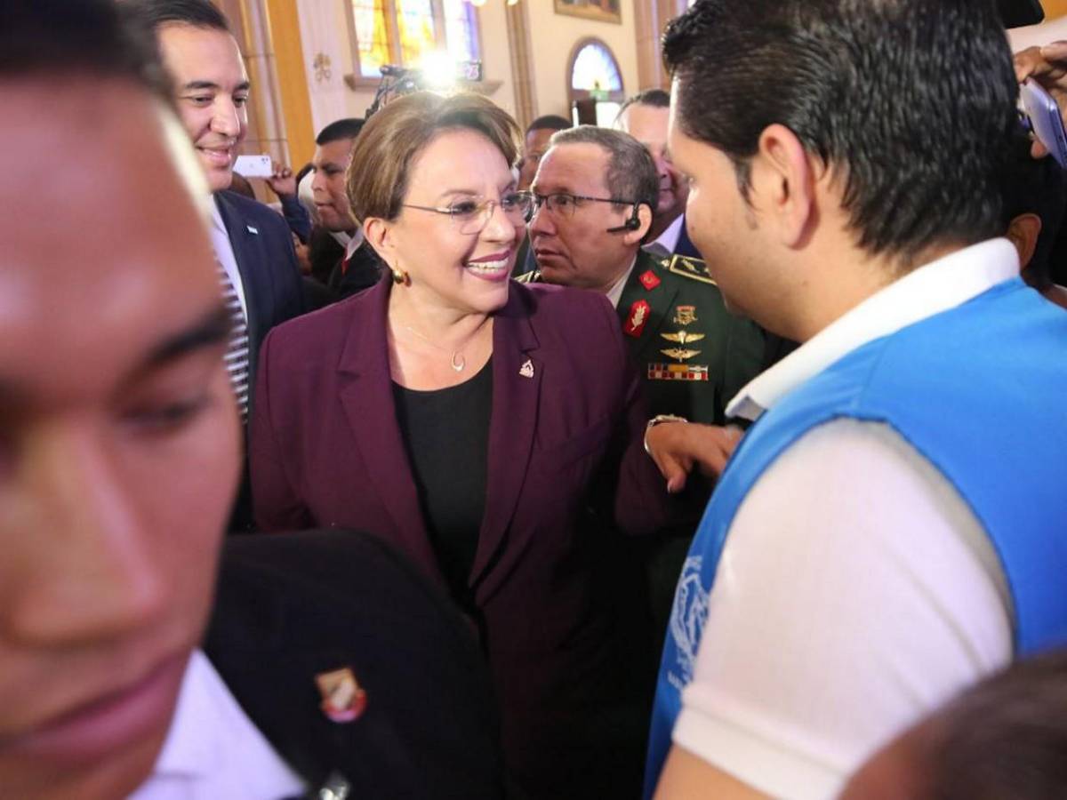 Gabinete de gobierno, políticos y diplomáticos ante la Patrona de Honduras