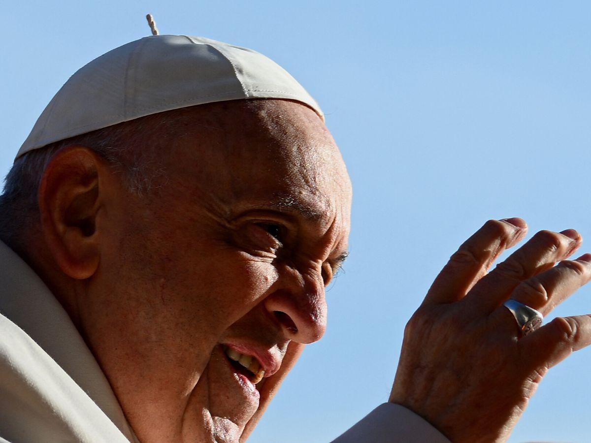 Hospitalizan al papa Francisco por una “infección respiratoria”