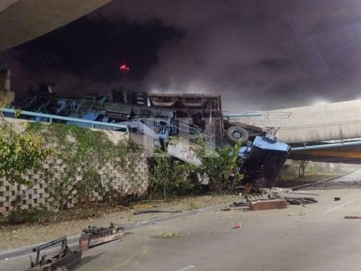 Así quedó el dragón, maquinaria que cayó tras desplomarse puente a desnivel Juan Manuel Gálvez