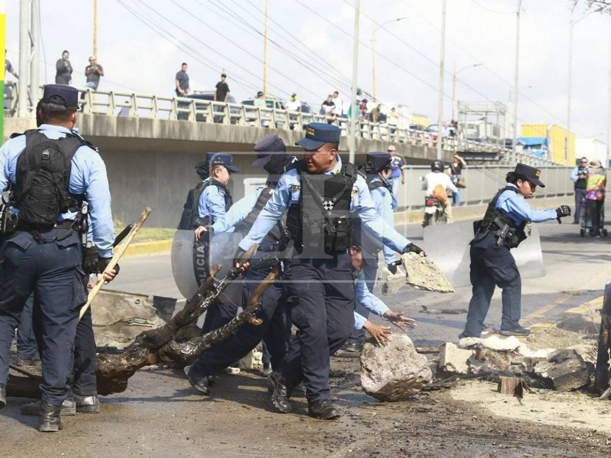 Con gas lacrimógeno y chorros de agua desalojan protestas por aumento a tasa municipal en El Progreso