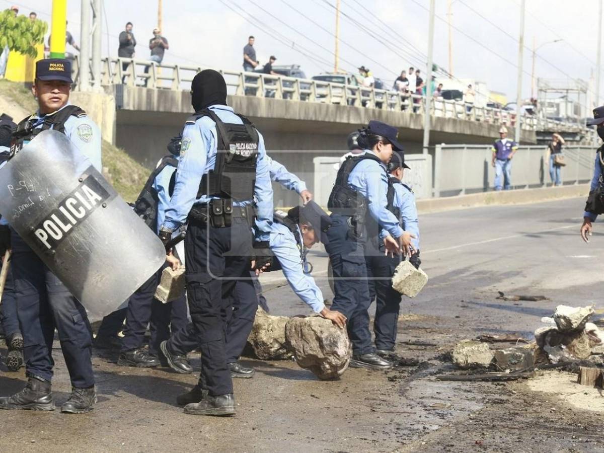 Con gas lacrimógeno y chorros de agua desalojan protestas por aumento a tasa municipal en El Progreso