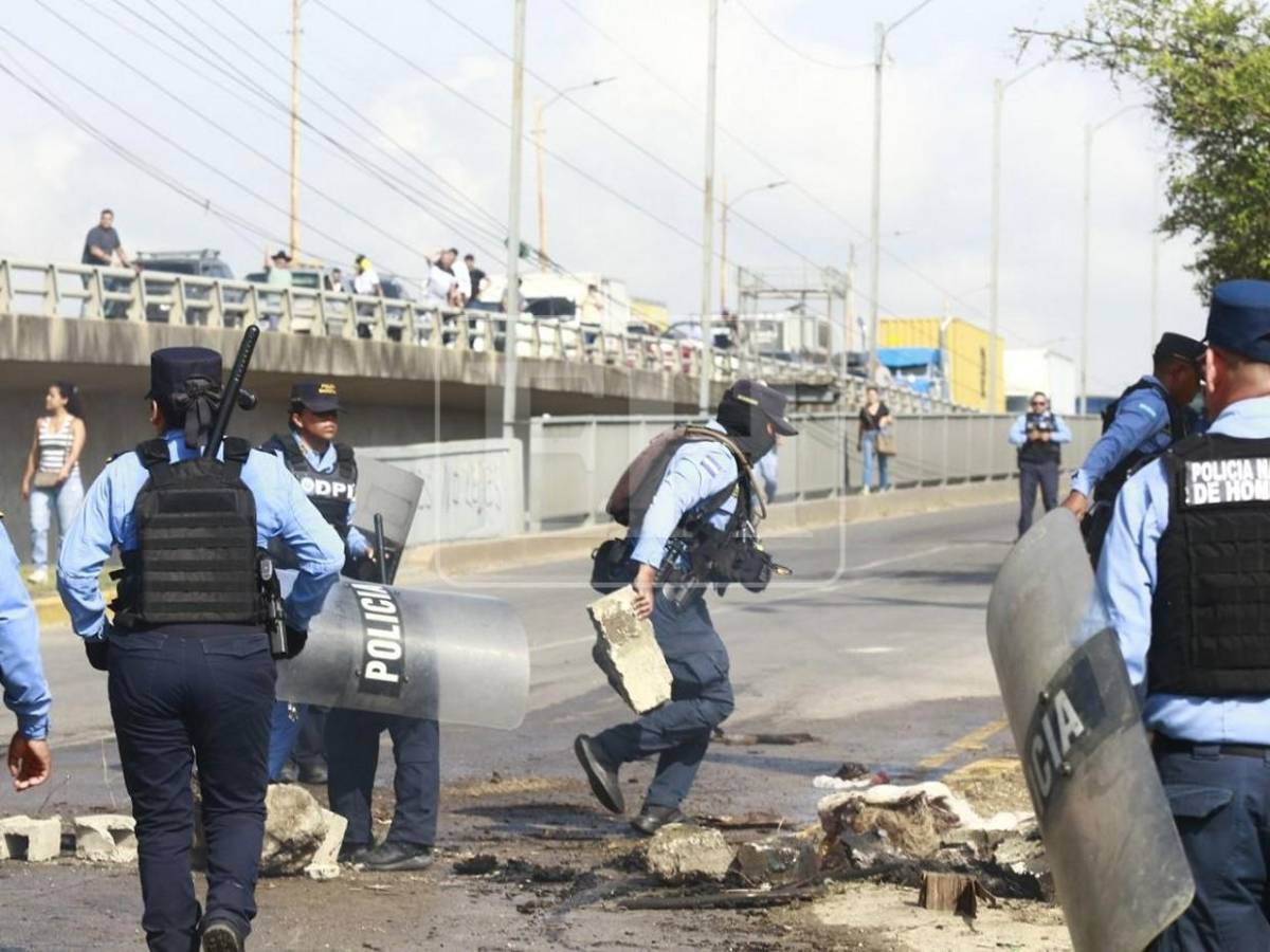 Con gas lacrimógeno y chorros de agua desalojan protestas por aumento a tasa municipal en El Progreso