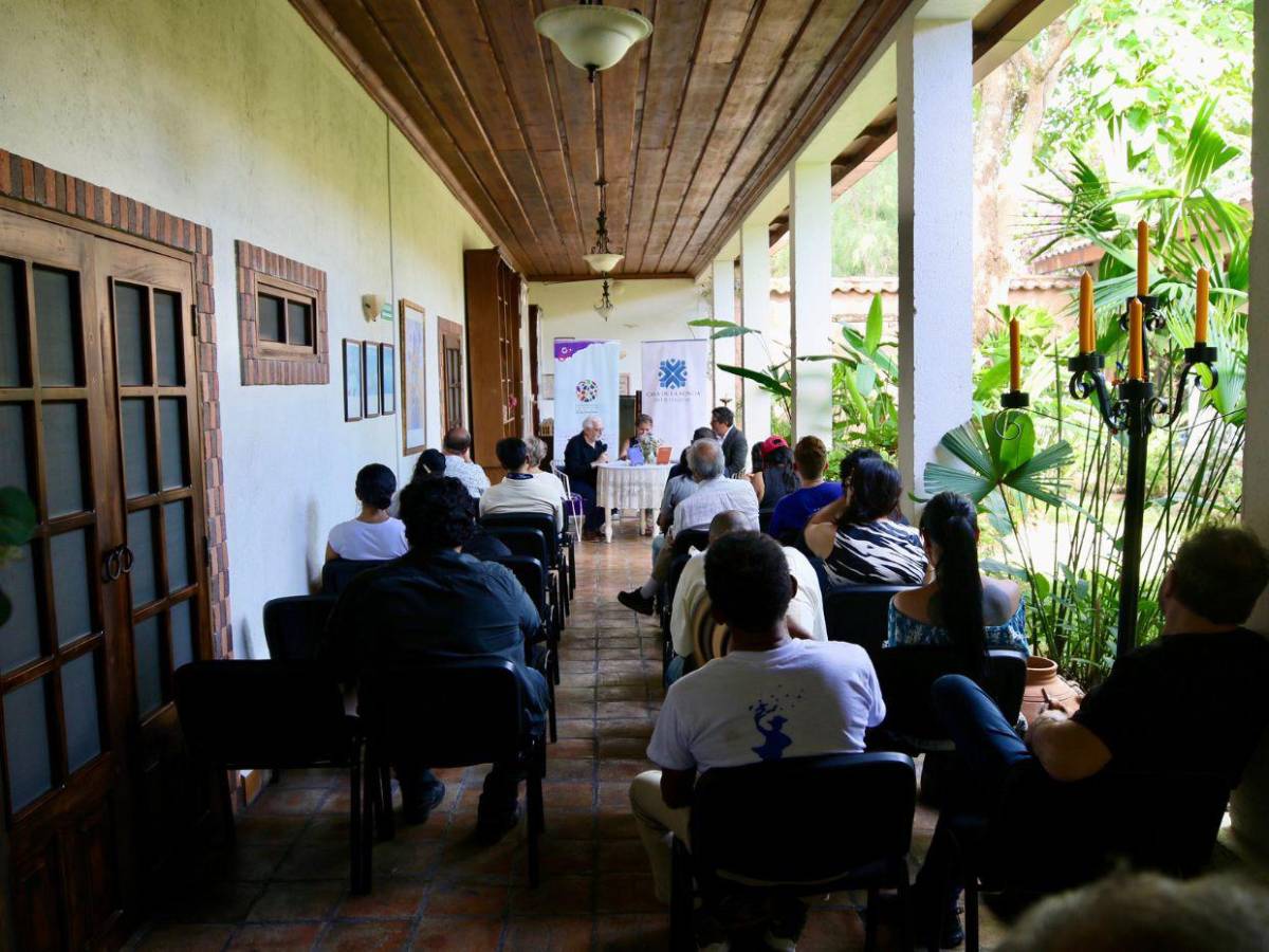 Poetas de Los Confines leen sobre el duelo, la niñez y el exilio previo a la inauguración del festival