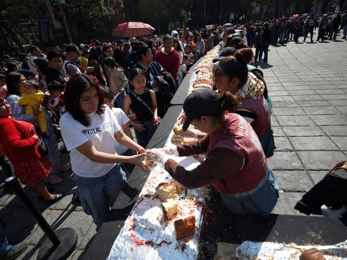 Entre sonrisas y filas interminables, miles disfrutan la mega rosca de Reyes en CDMX