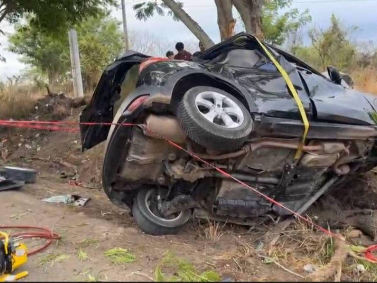 Quedó atrapado en un árbol: las imágenes del brutal accidente que deja dos muertos en Jutiquile