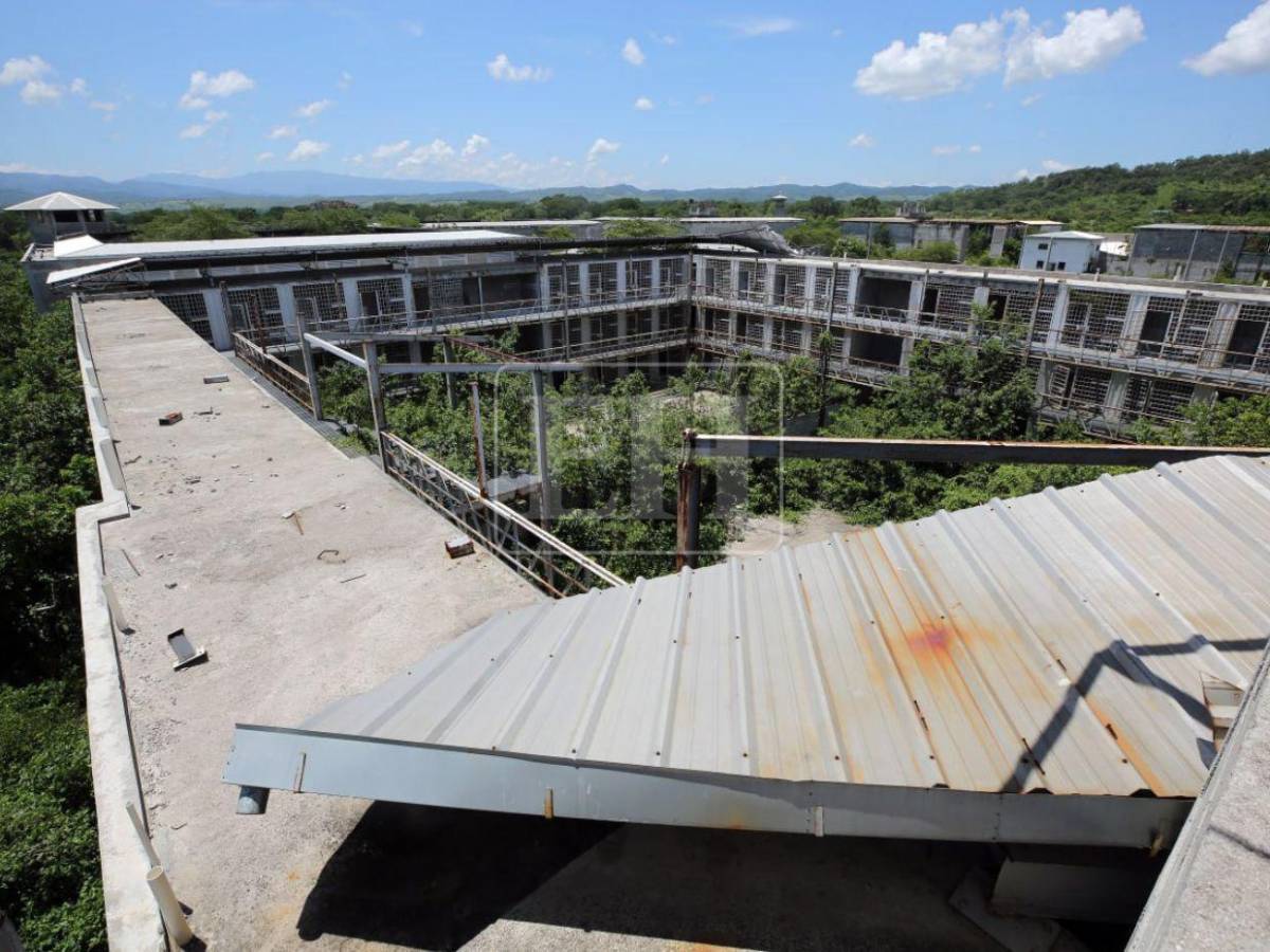 Maleza, techos dañados y módulos inconclusos: el abandono de la cárcel de Naco