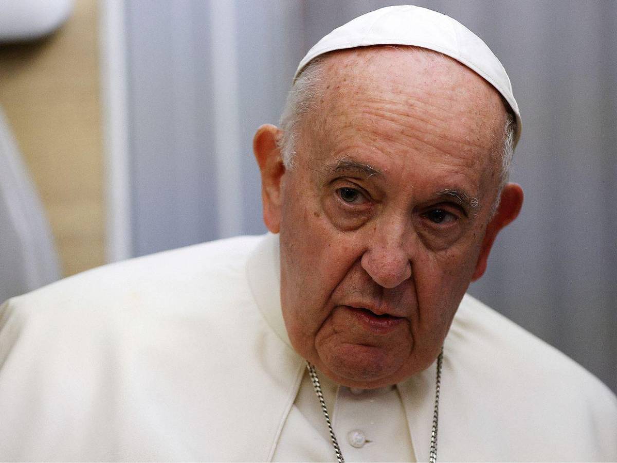 Un pulmón, ciática y neumonía: los problemas de salud del papa Francisco