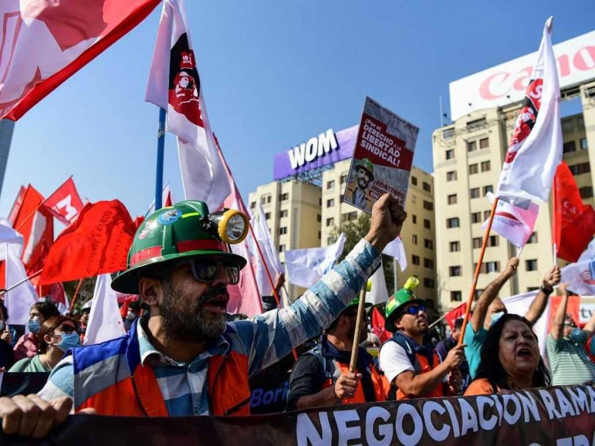 Miles marchan por el derecho laboral y mejora salarial en Chile