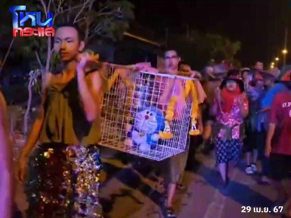 Pueblo en Tailandia invoca a la lluvia con un peluche de Doraemon