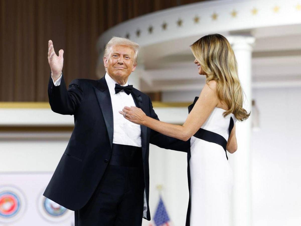 En fotos: el incómodo momento de Melania y Donald Trump durante el baile de gala