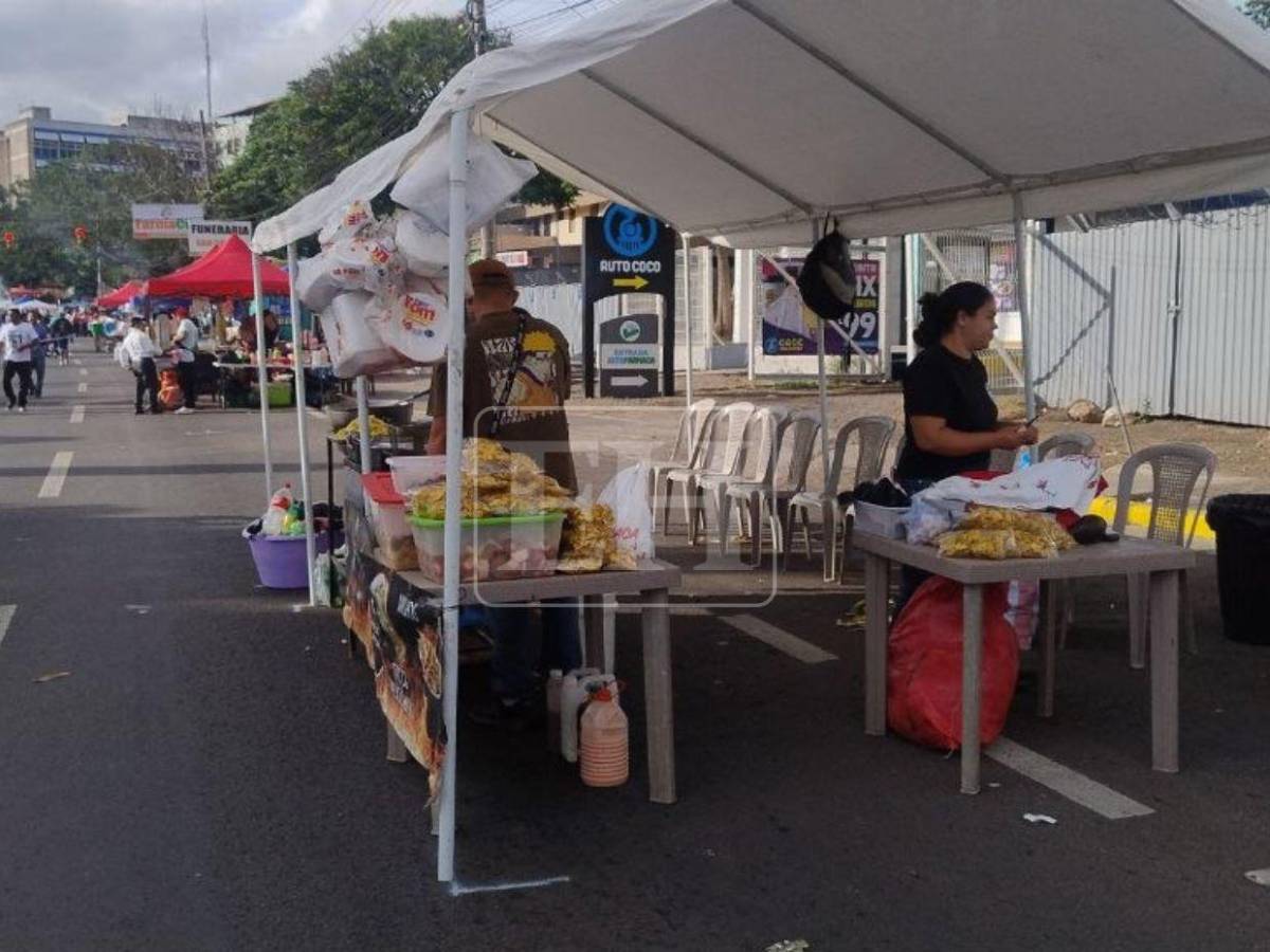 Emprendedores aprovechan los desfiles patrios para llevar sabor y color a las calles