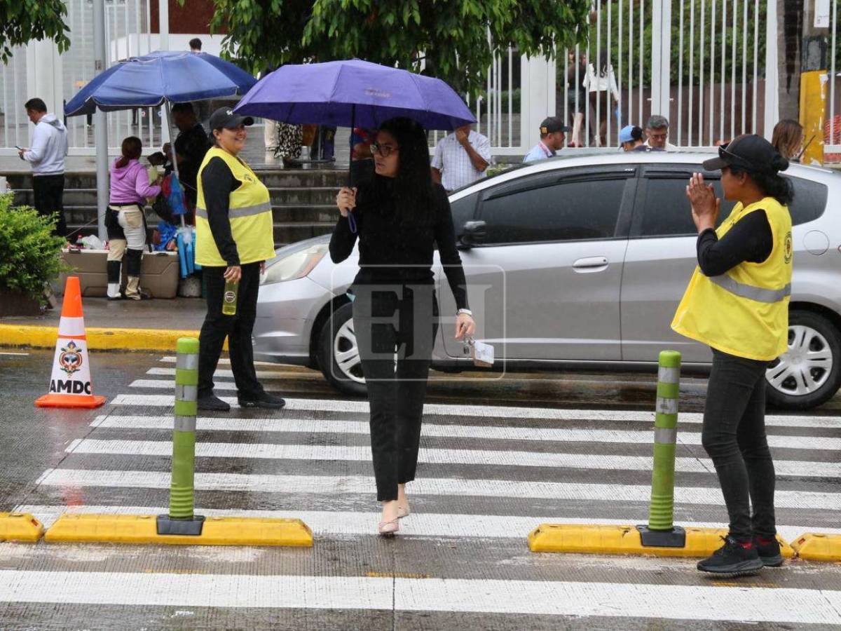 Lluvias intermitentes dejan calles mojadas y tránsito lento en Tegucigalpa