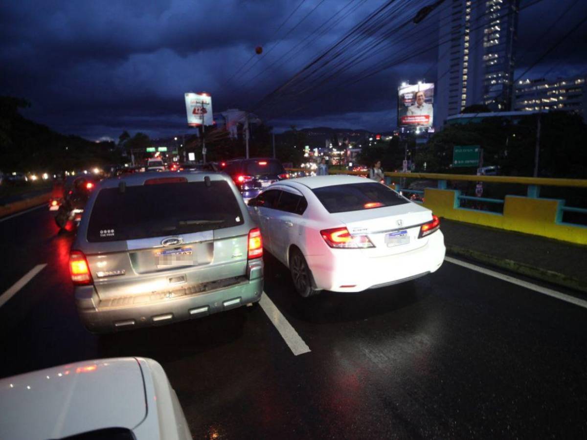 Caos vehicular se vive en la capital por fuerte tormenta