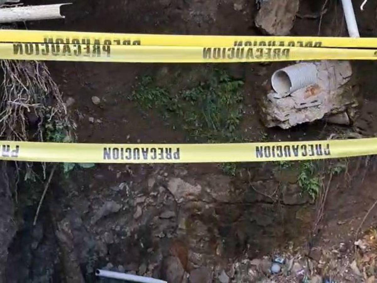 Enorme socavón pone en peligro a vecinos de la colonia Centroamérica Oeste