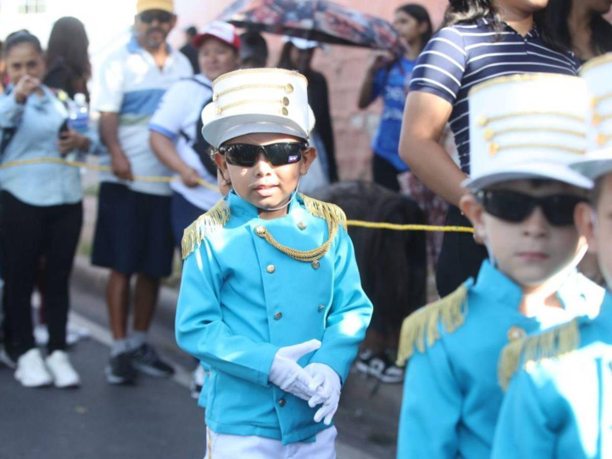 Portando los colores patrios, niños de preescolar rinden homenaje a Honduras