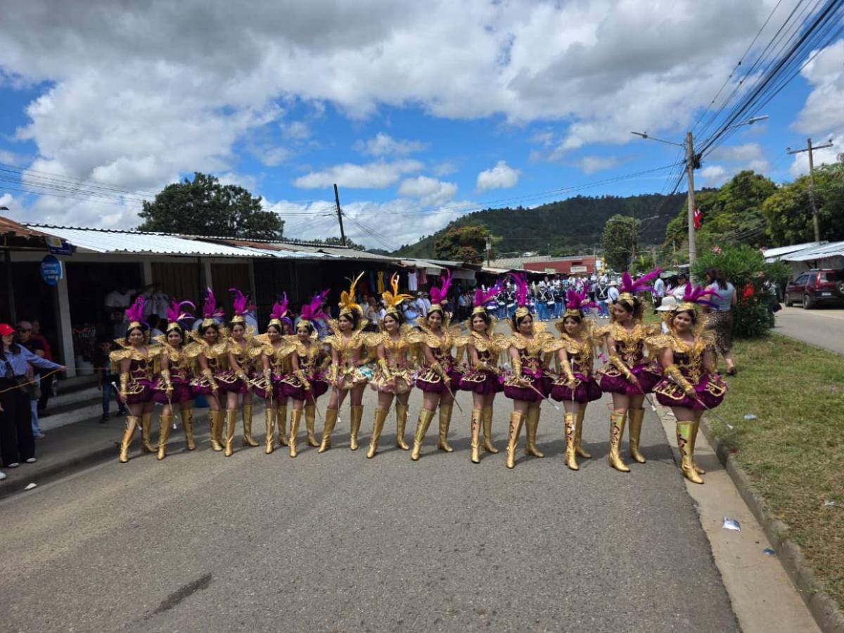 Palillonas del Instituto Cosme García de Danlí vuelven a deslumbrar en los desfiles patrios