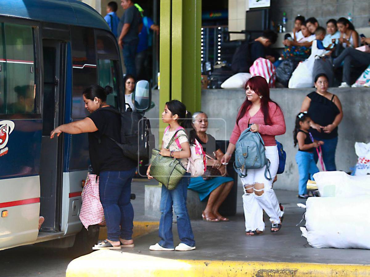 Sampedranos abarrotan la Gran Central Metropolitana por el Feriado Morazánico