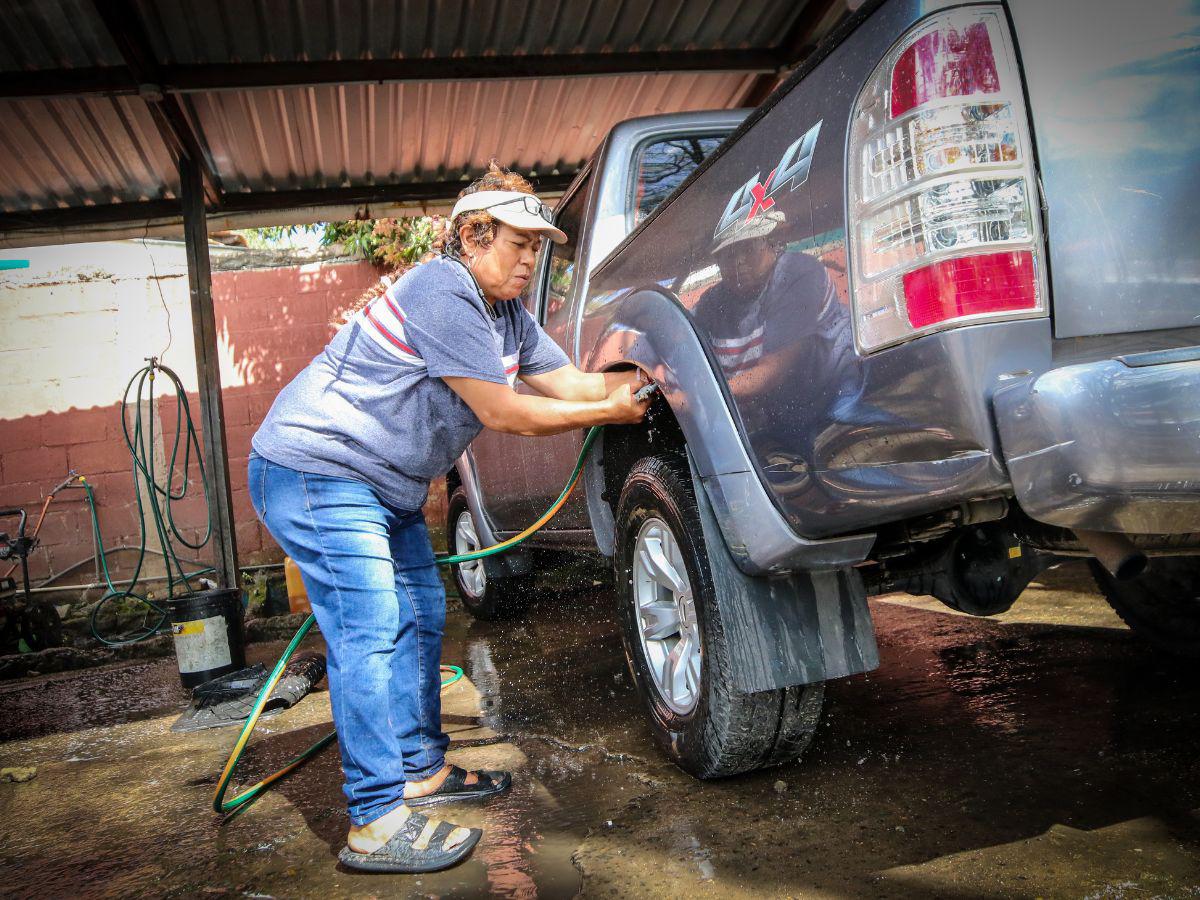 Aunque reconoce que es difícil llegar al final de mes con un salario mínimo, eso no la desanima y agradece la oportunidad laboral.