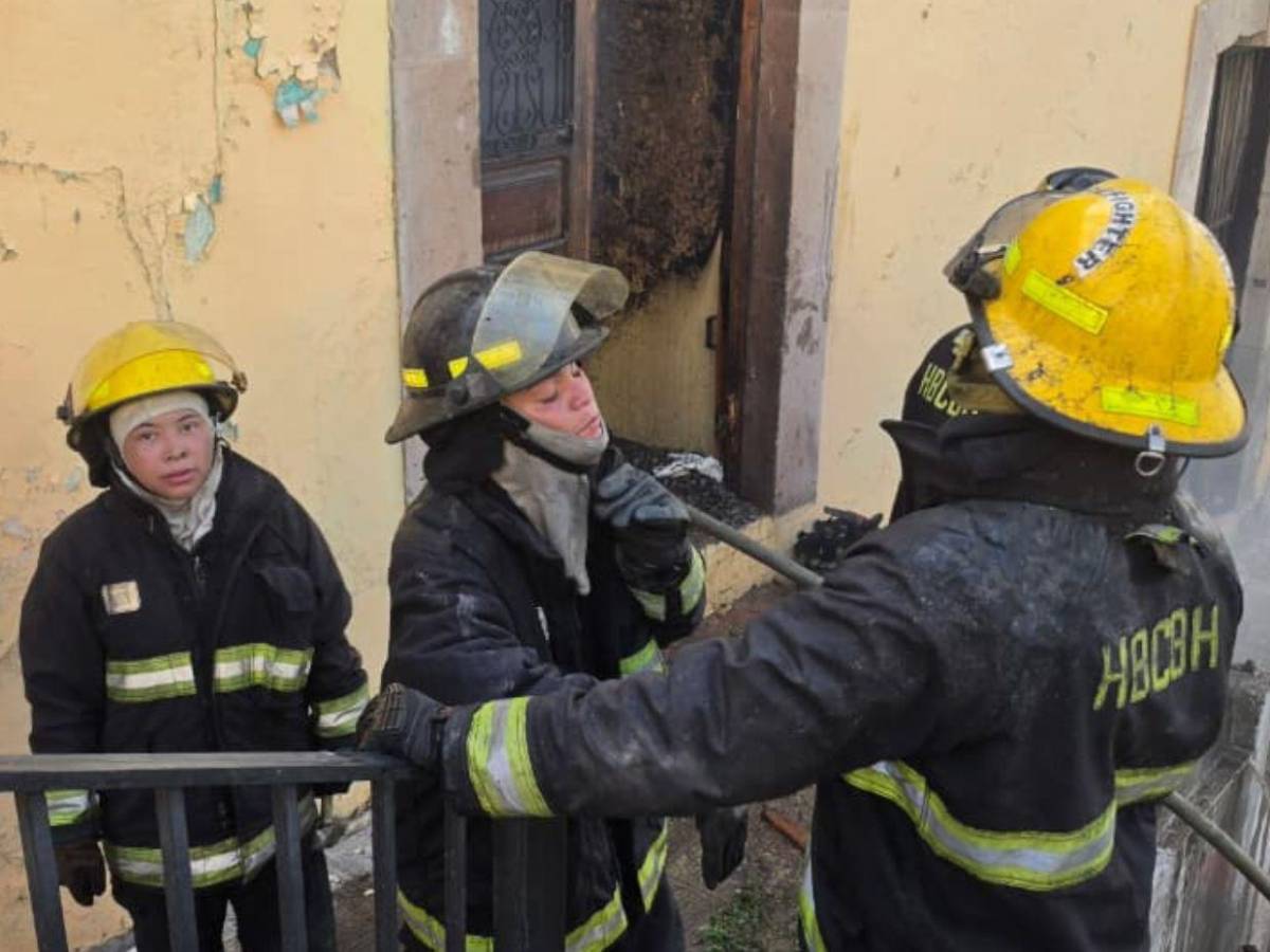 Así se contuvo el incendio que arrasó una vivienda y afectó otra en la capital