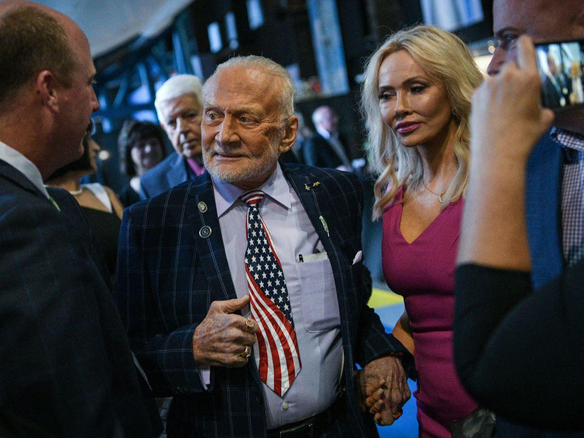 Buzz Aldrin, segunda persona en pisar la Luna, se casa al cumplir 93 años