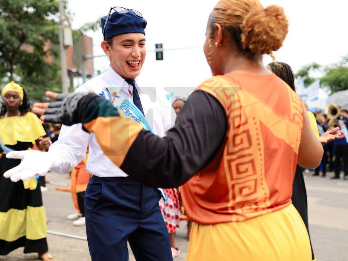 La Bicha Catracha se roba el show en los desfiles de San Pedro Sula