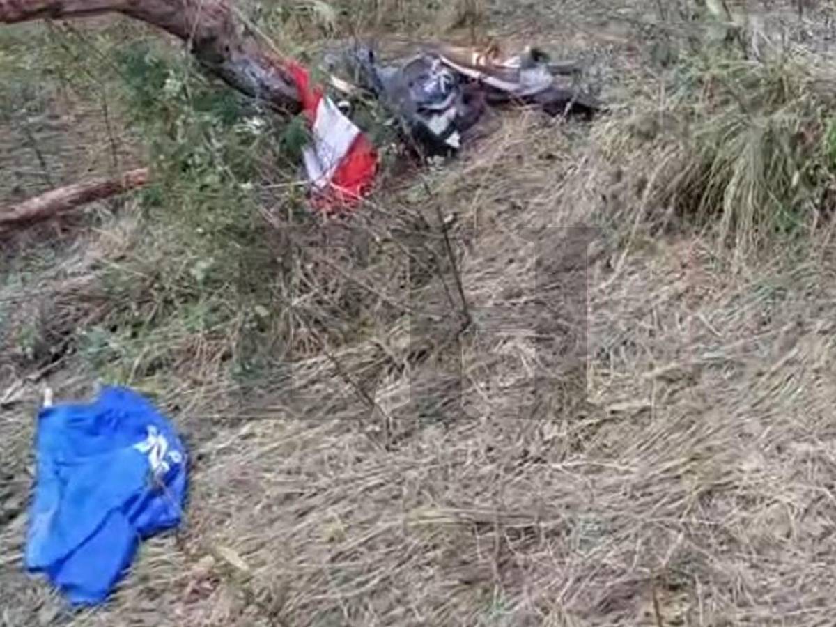 Zapatos, banderas y vidas destrozadas, evidencias en sitio del accidente en Santa Bárbara