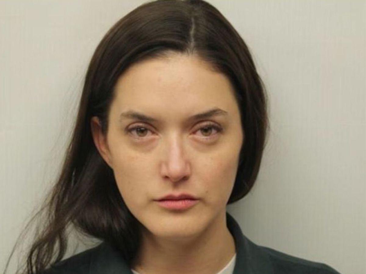 Arrestan hermana de Hailey Bieber por lanzarle tampón a mujer en un club