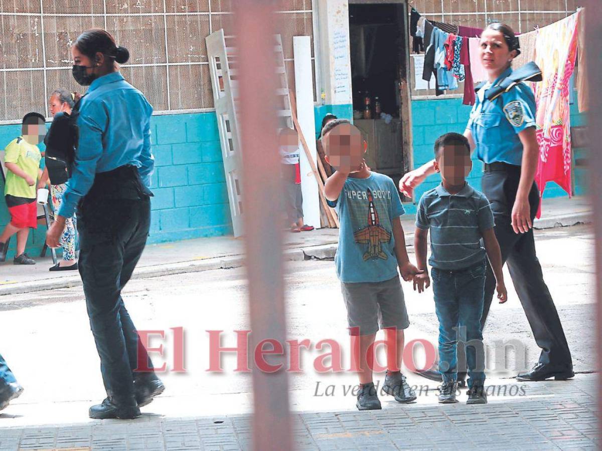 Los agentes de la Policía Nacional además de proteger a los infantes, también los atienden y juegan con ellos.