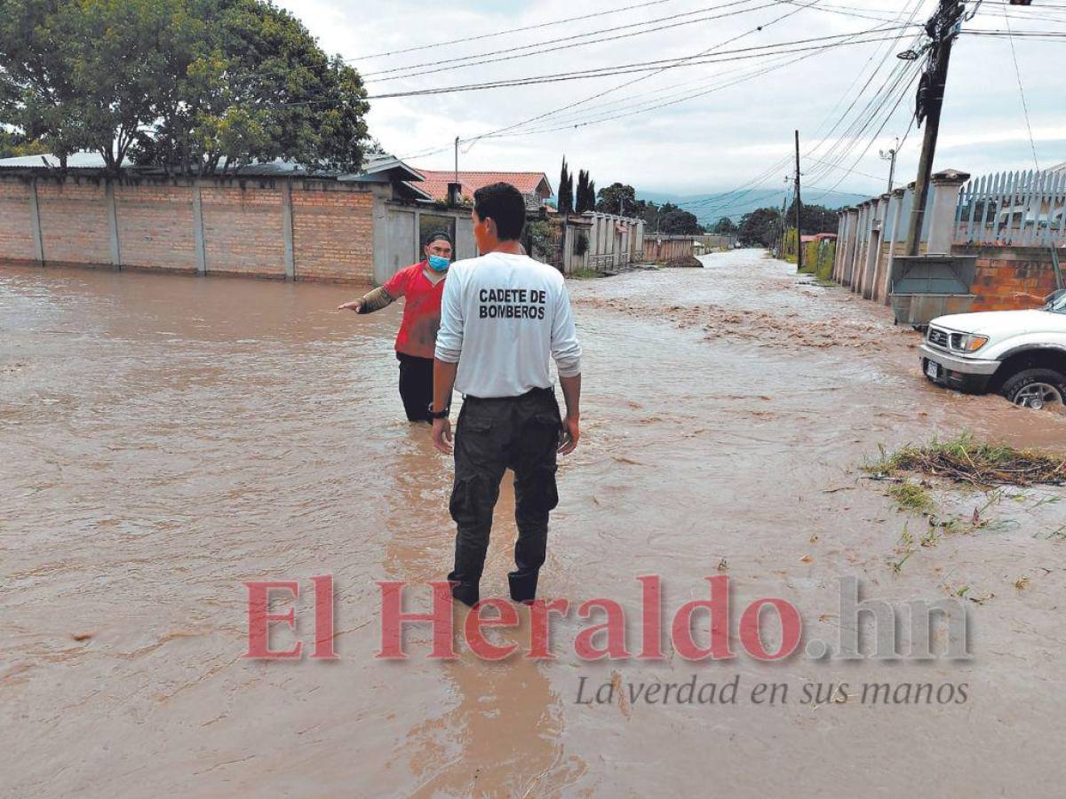 En La Paz se reportaron varios sectores anegados, lo que causó temor en la población.