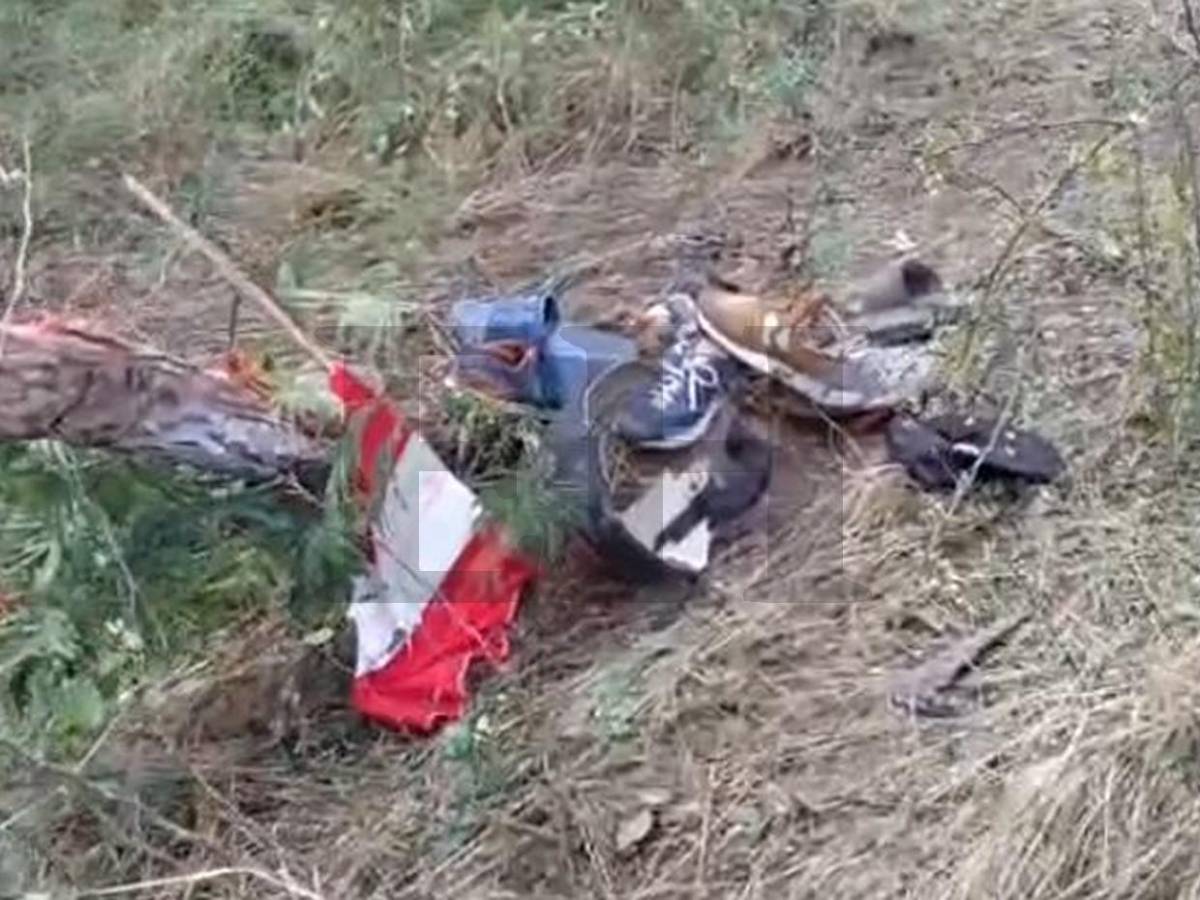 Zapatos, banderas y vidas destrozadas, evidencias en sitio del accidente en Santa Bárbara