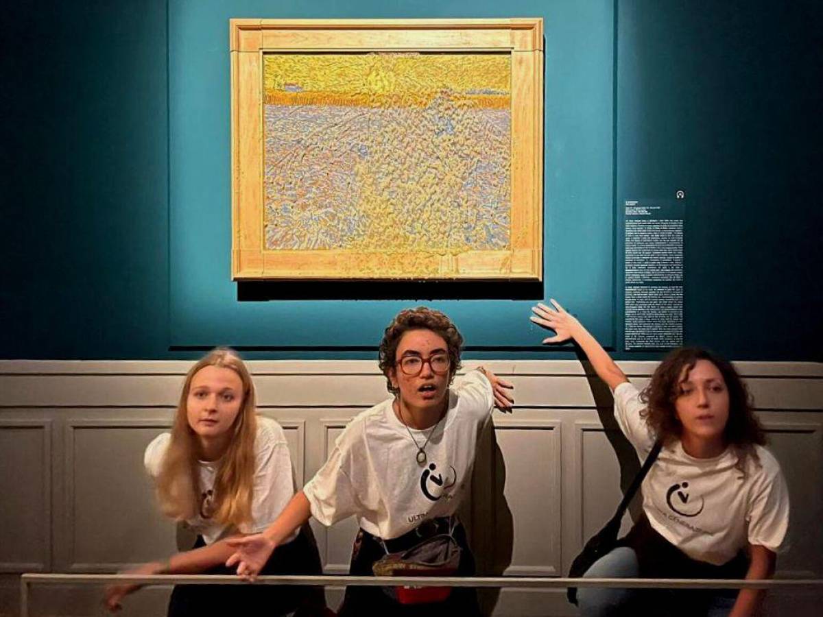 En protesta por cambio climático, activistas arrojan sopa a un cuadro de Van Gogh expuesto en Roma