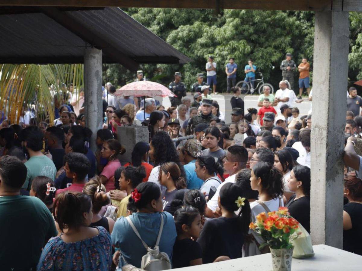 Con multitudinario entierro dan último adiós a Sebastián Serrano, menor muerto en accidente en Omoa