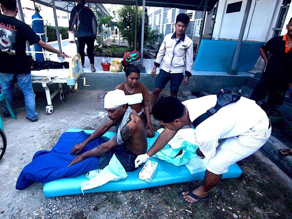 Las impactantes imágenes del terremoto de 7.7 grados que azotó Indonesia