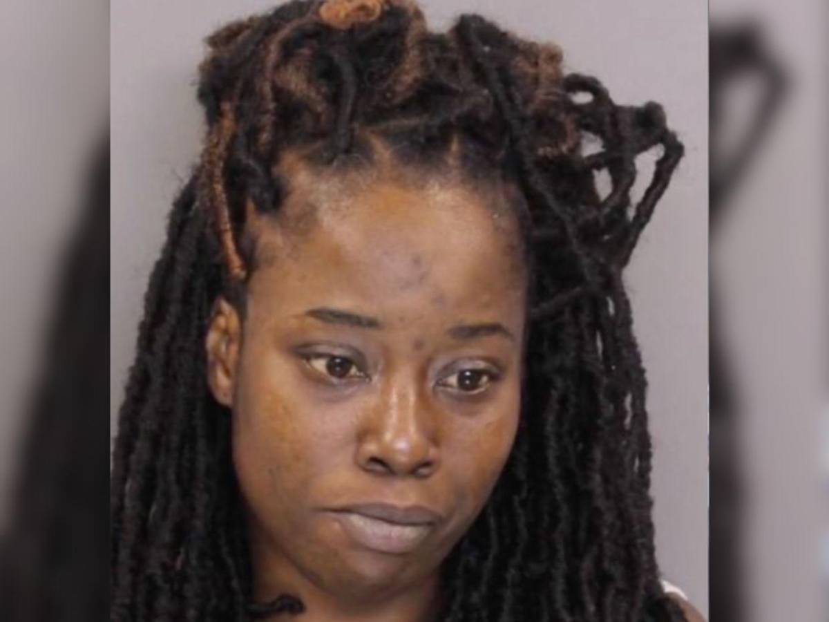 Mujer mató a sus sobrinos y condujo con sus cuerpos en su carro durante un año