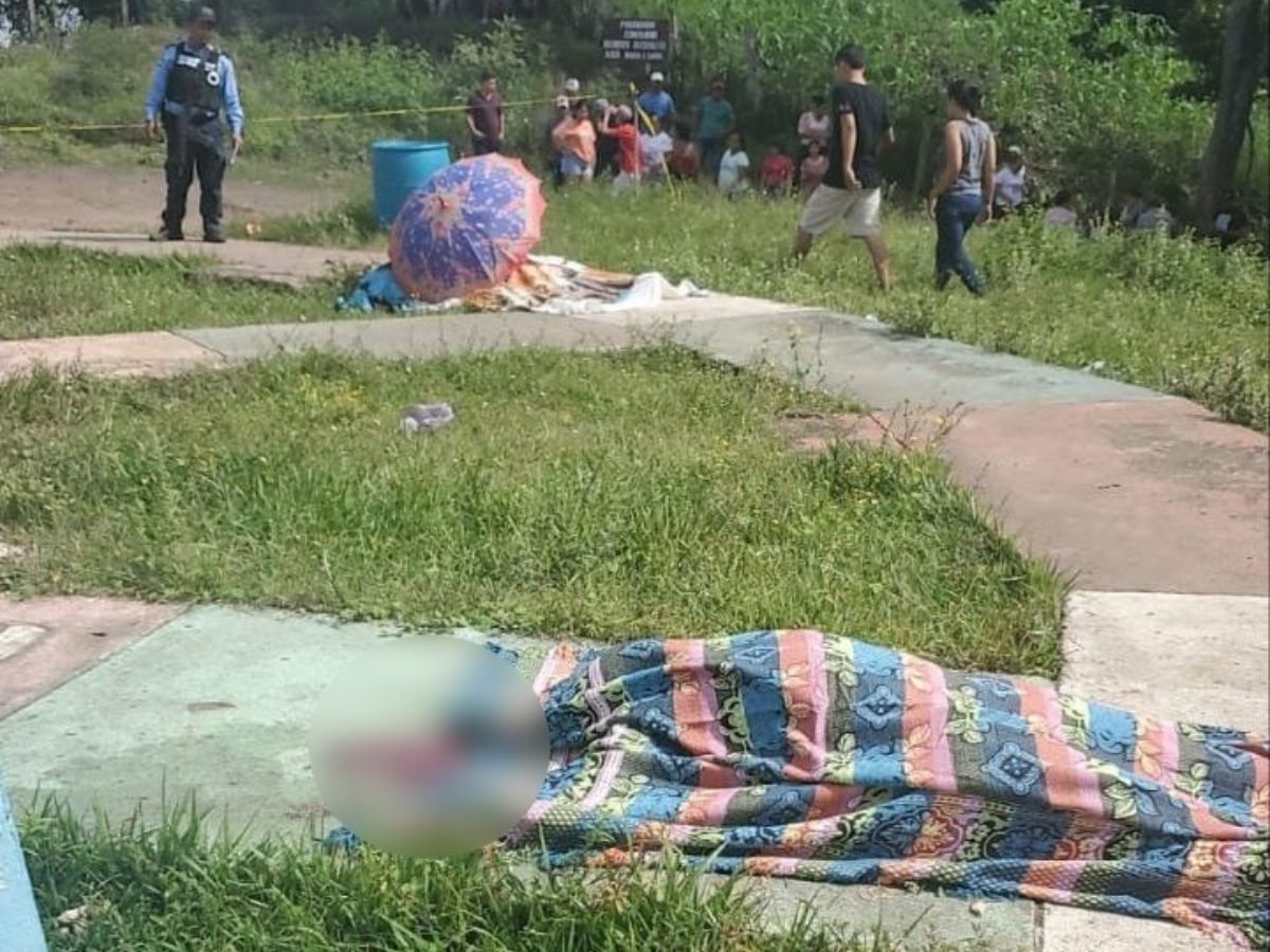 La escena sangrienta fue acordonada por miembros policiales.