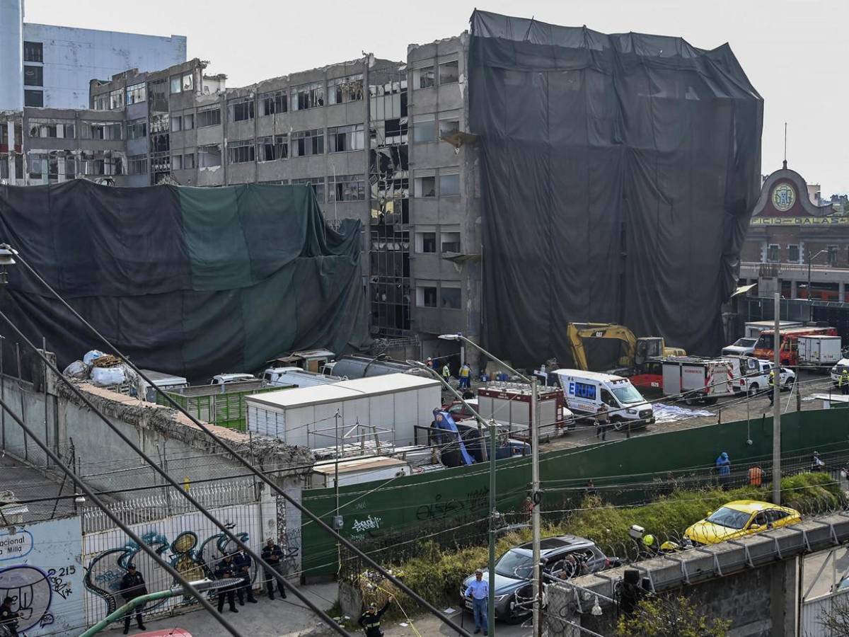 Destrozos tras colapso de edificio en centro de México; hay tres personas atrapadas