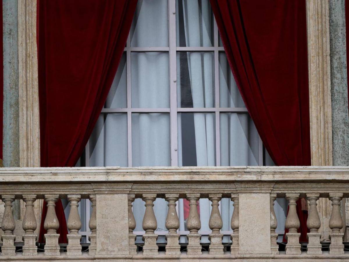 Imágenes de los fieles en el segundo día de cónclave