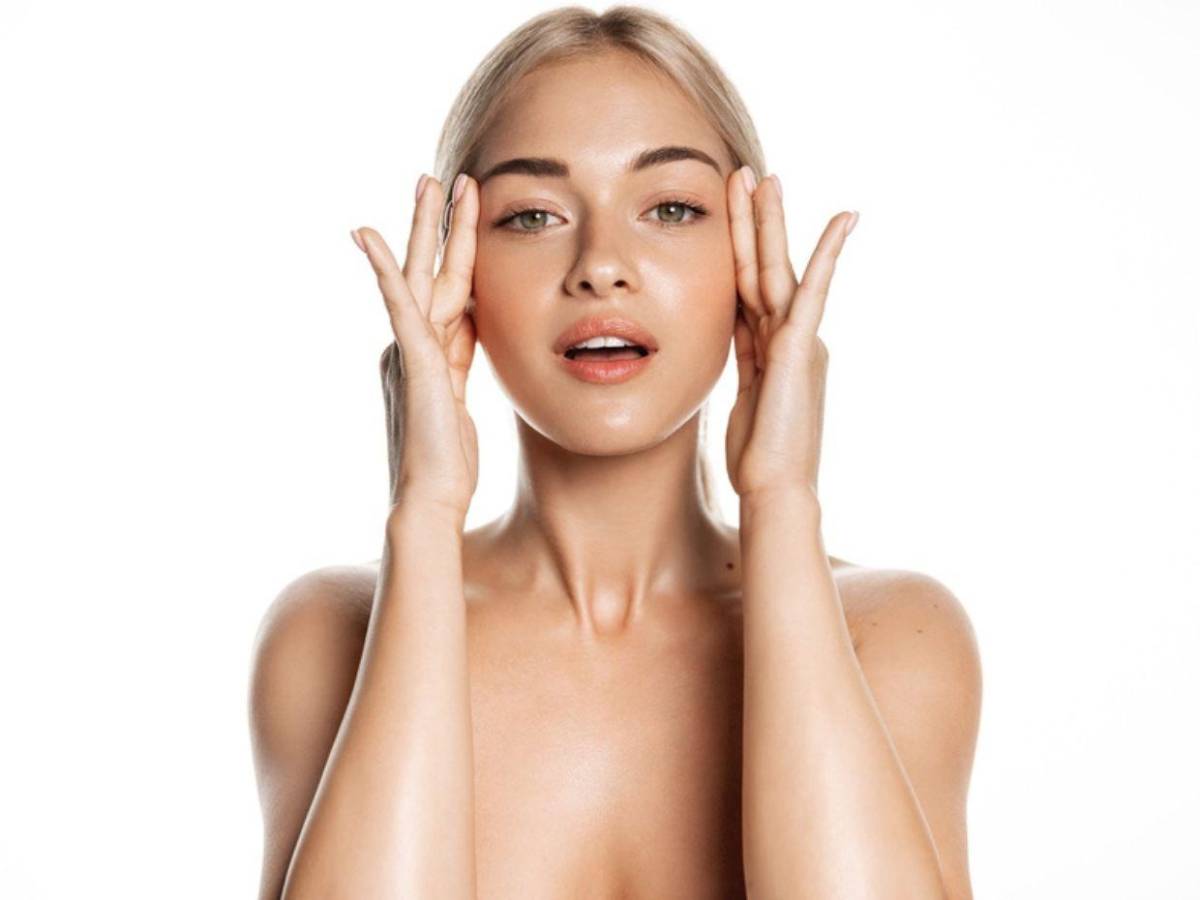 Manchas, ojeras y piel apagada: la molécula que dermatólogos no quieren que ignores