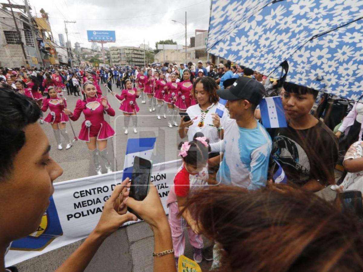Colegialas ponen a bailar a Shin Fujiyama en los desfiles patrios 2026