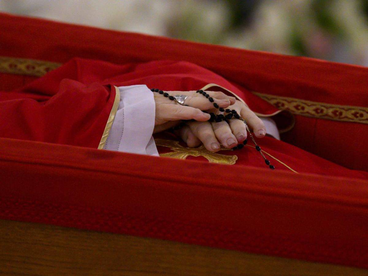 Con su rosario en mano: Las primeras imágenes del papa Francisco en su ataúd Con su rosario en mano: Las primeras imágenes del papa Francisco en su ataúd