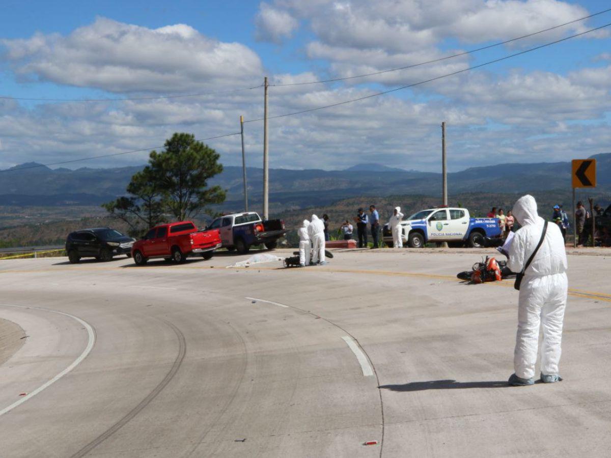 Imágenes del accidente de cuatro motocicletas que dejó un muerto en carretera a El Paraíso