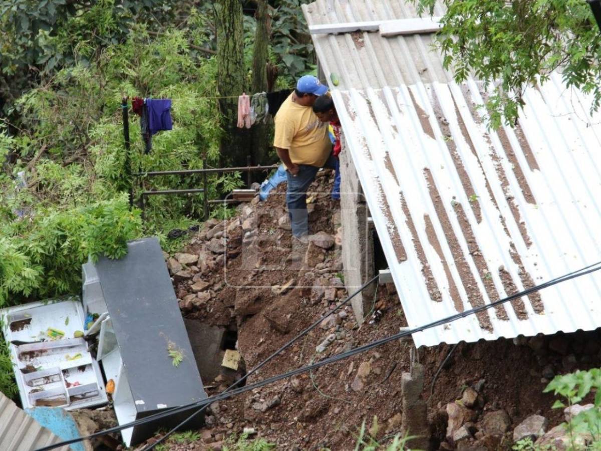 Afectados por deslizamiento en la Villa Unión regresan para conocer daños tras deslizamiento