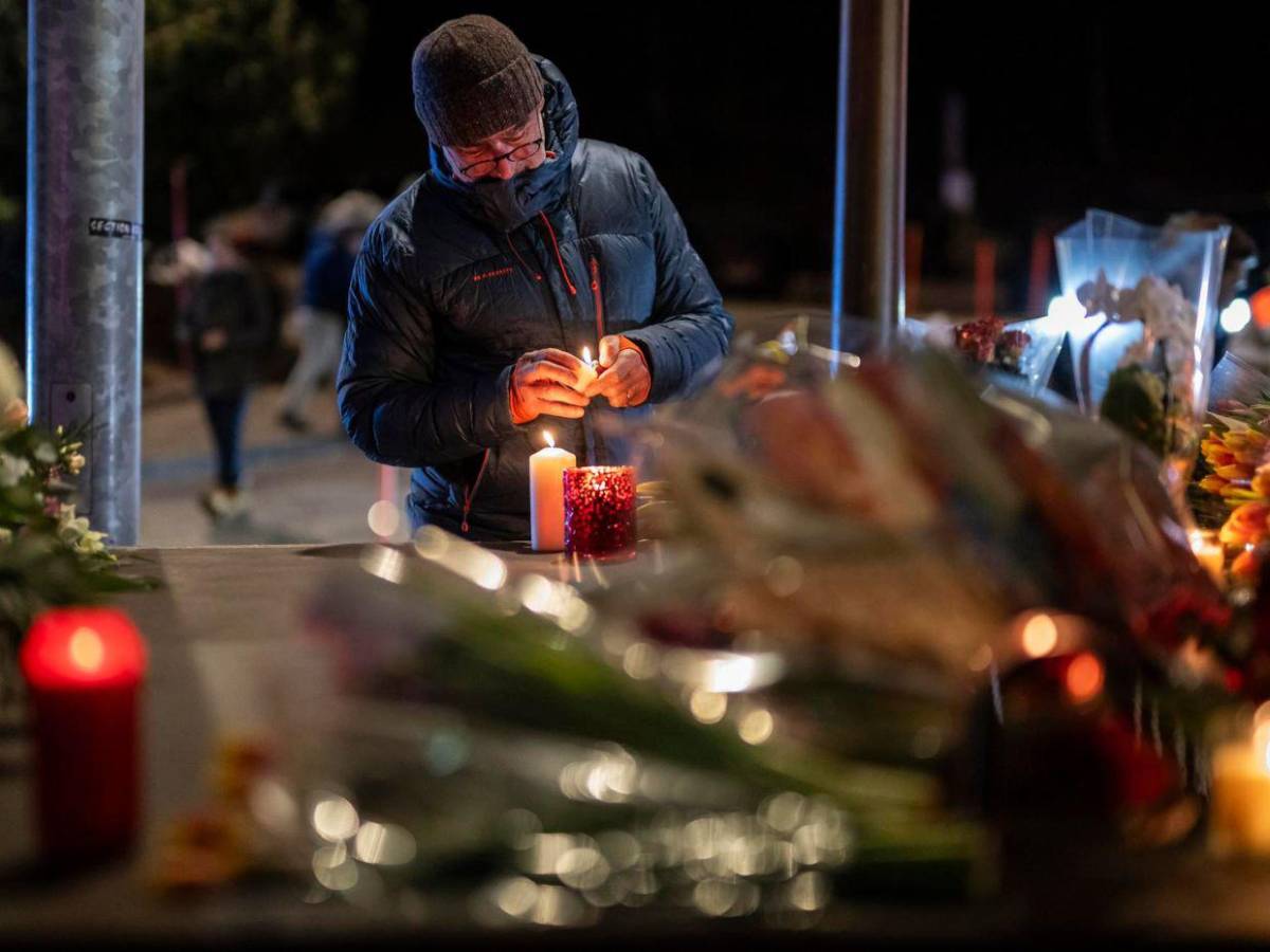 Vigilia recuerda a las víctimas del incendio de Crans Montana, Suiza