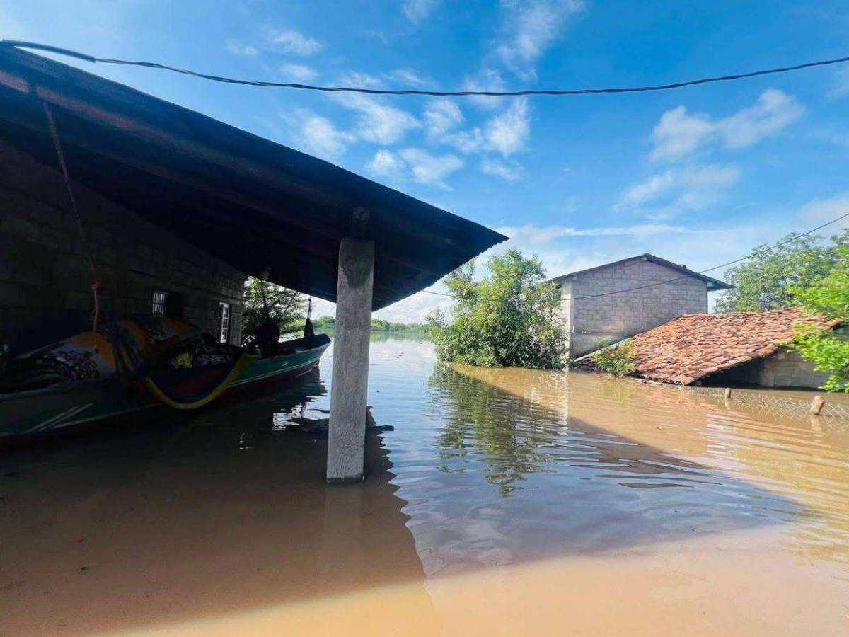Incomunicados e inundados por fuertes lluvias en Costa de los Amates y El Cubulero