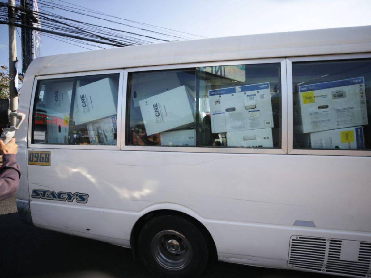 En buses colectivos y camiones empieza a retornar las maletas electorales al Infop
