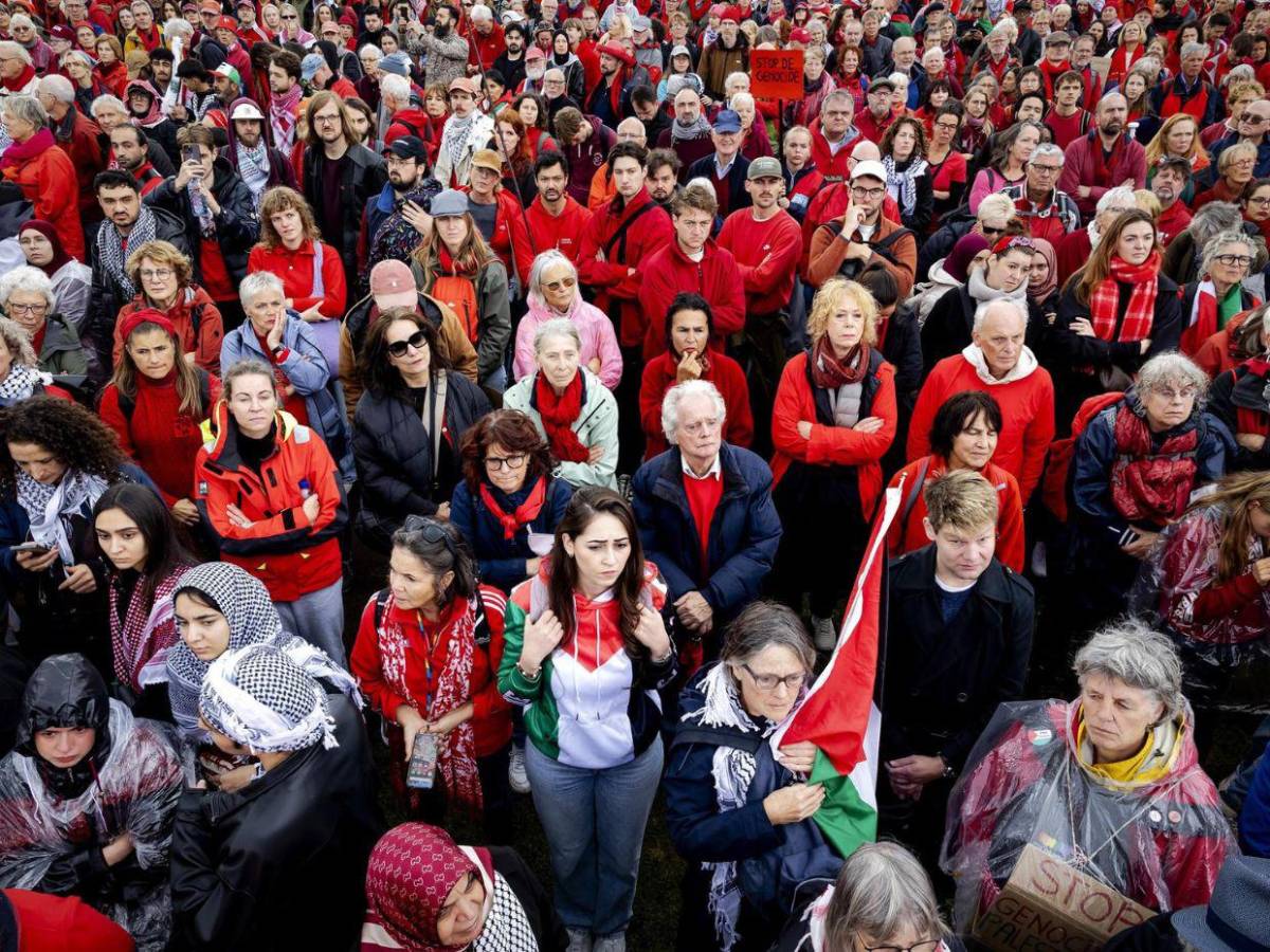 250 mil personas llenan las calles de rojo en Ámsterdam para exigir medidas contra Israel