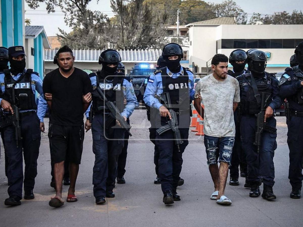 Trasladan a la capital a los dos supuestos sicarios del Cartel del Diablo