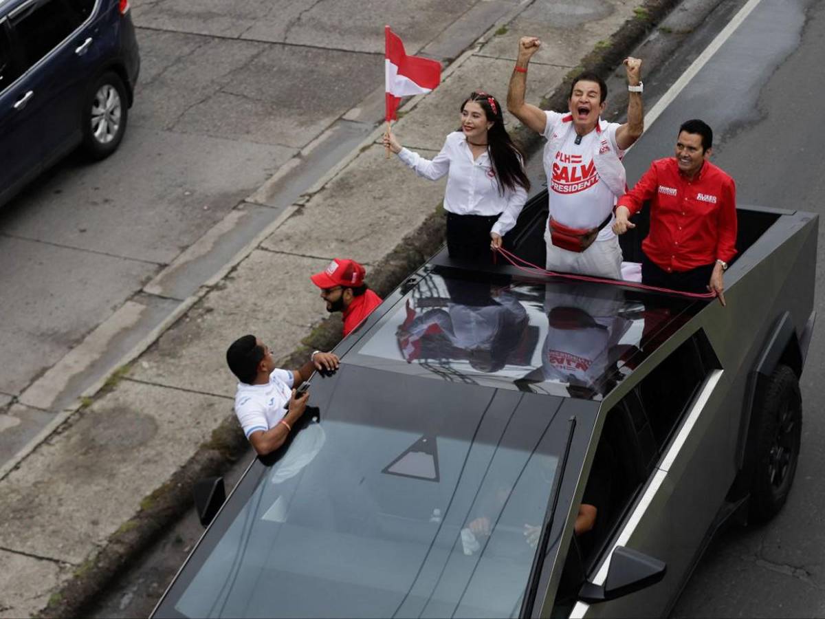 Salvador Nasralla lidera caravana en bulevar Fuerzas Armadas de Tegucigalpa