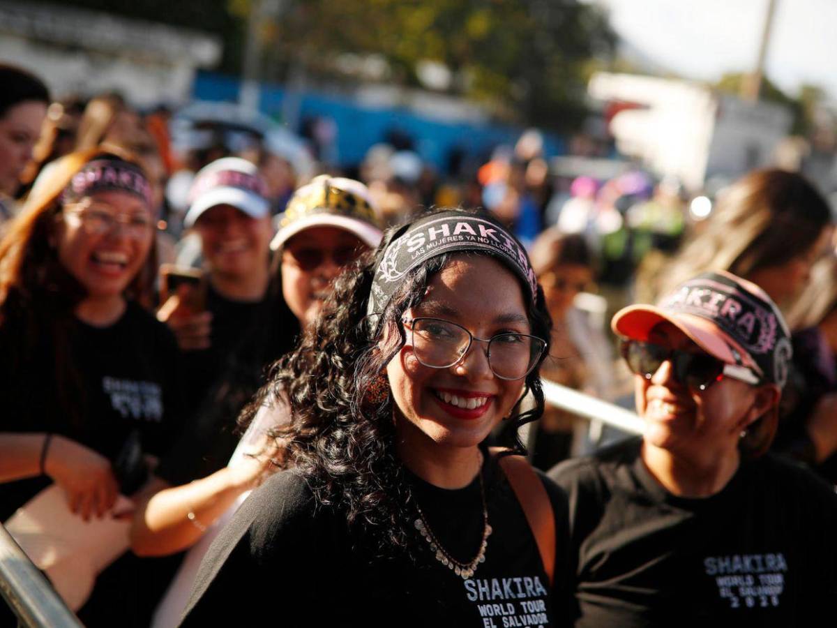 Pelucas moradas y látex negro: así esperan los centroamericanos a Shakira en San Salvador
