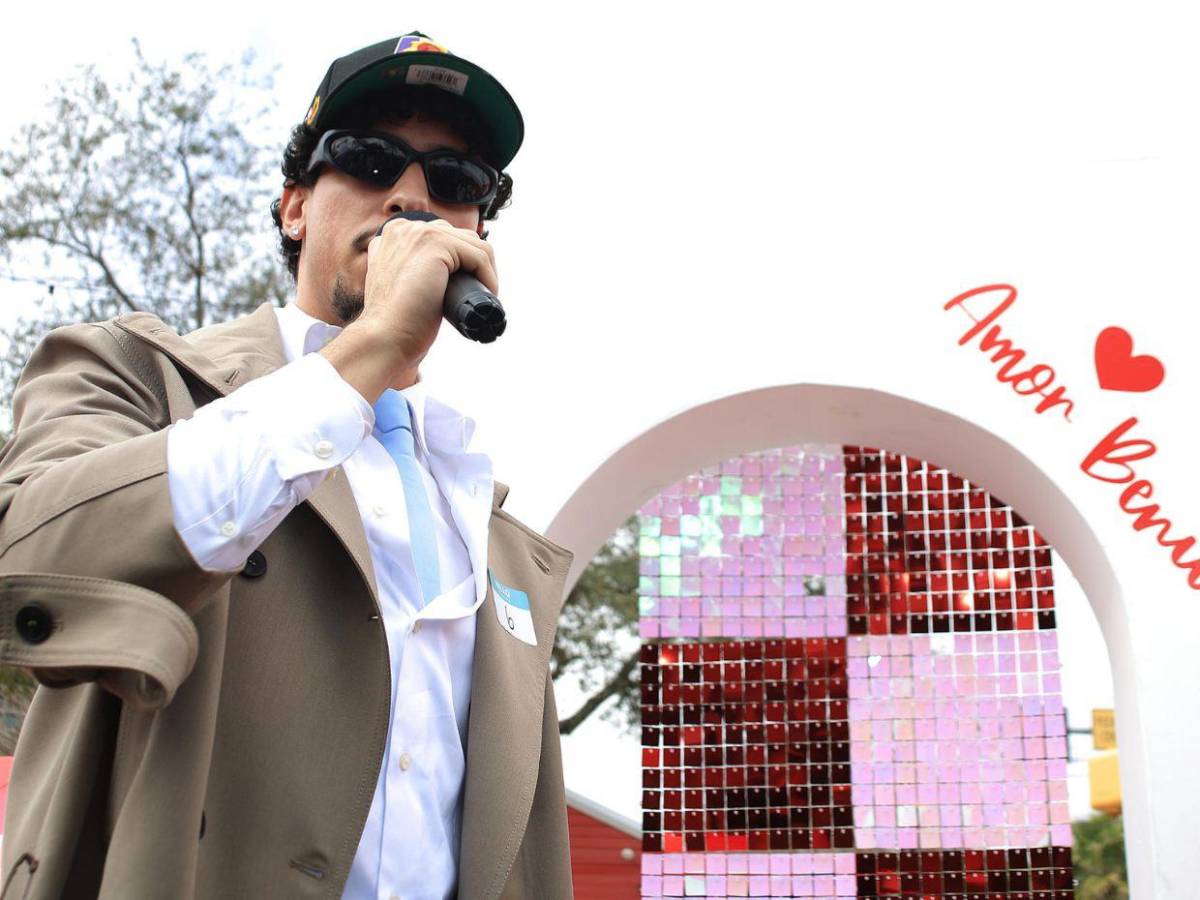 Fans de Bad Bunny en Houston celebran concurso de dobles antes del halftime show